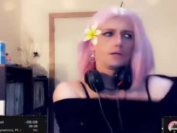 Tinneked Chaturbate stream image from May 10, 2025