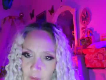 Trixiekisses Chaturbate stream image from May 11, 2025
