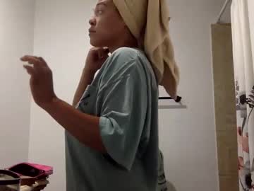 Millllliexo Chaturbate stream image from May 11, 2025
