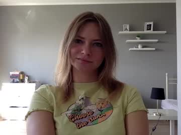 Lux_Millie Chaturbate stream image from May 12, 2025