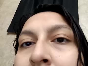 Honneybee2130 Chaturbate stream image from May 13, 2025