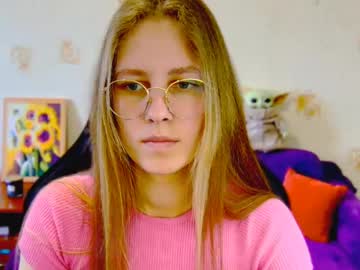 Roxie_Shy Chaturbate stream image from May 13, 2025