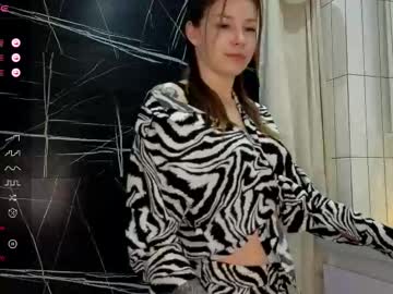 Kira_Tease Chaturbate stream image from May 14, 2025