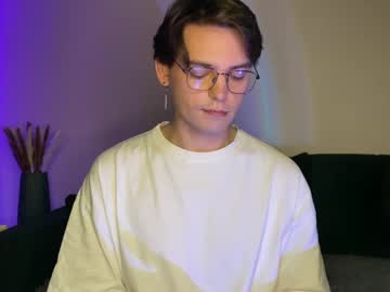 Zacharyellington Chaturbate stream image from May 14, 2025