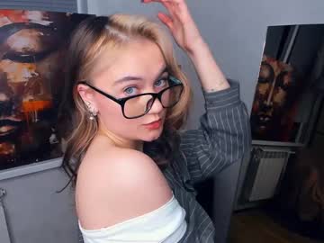 Softgllitch Chaturbate stream image from May 14, 2025