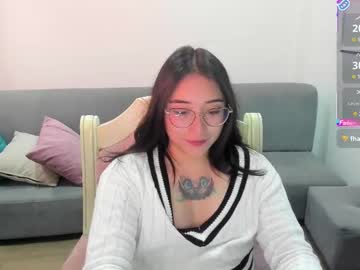 Hottbee1 Chaturbate stream image from May 15, 2025
