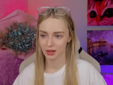 Juliabrewwer Chaturbate stream image from May 15, 2025