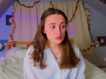 Elaravyne Chaturbate stream image from May 15, 2025