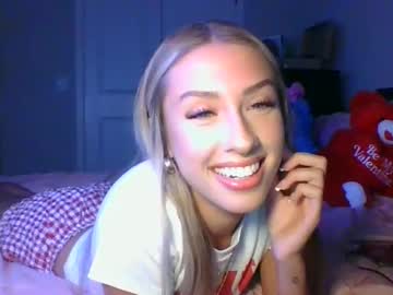 Mollymckayy Chaturbate stream image from May 16, 2025