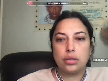 Laddalovee Chaturbate stream image from May 17, 2025