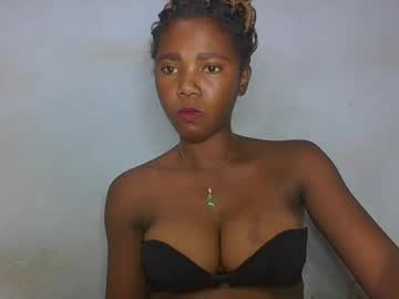 Yola93 Chaturbate stream image from May 17, 2025