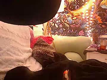 Elleekaypetite Chaturbate stream image from May 17, 2025