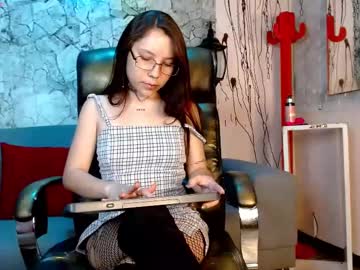 Oceanbluelee Chaturbate stream image from May 17, 2025