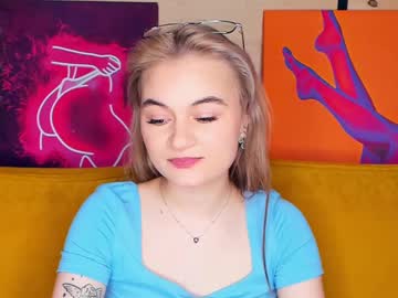 Softgllitch Chaturbate stream image from May 18, 2025