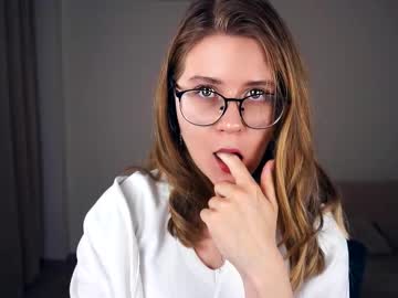 Earleneblincoe Chaturbate stream image from May 18, 2025