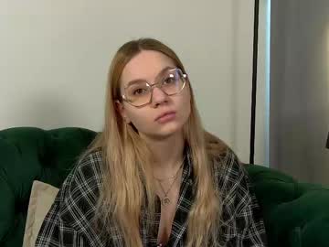 Adelenberry Chaturbate stream image from May 19, 2025