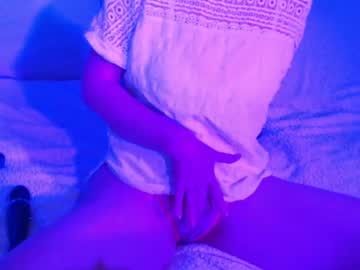 Heavenlykiss Chaturbate stream image from May 19, 2025