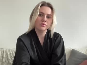 Elaraluxxxe Chaturbate stream image from May 19, 2025