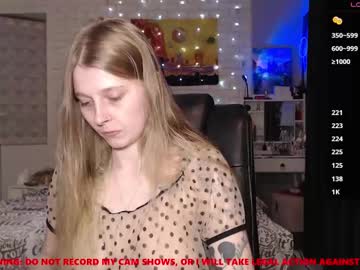 Helenundersin Chaturbate stream image from May 19, 2025