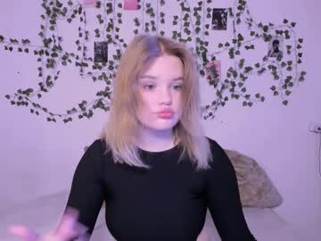 Mina27372 Chaturbate stream image from May 20, 2025