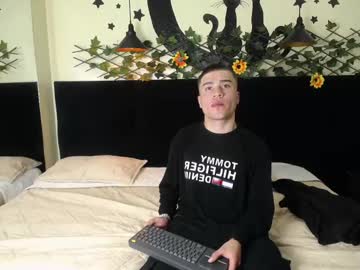 Ravenheat Chaturbate stream image from May 22, 2025