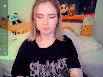 Shyfoxxxy Chaturbate stream image from May 22, 2025