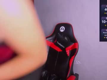 Reyskinnyes Chaturbate stream image from May 23, 2025