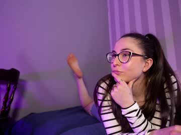 Littlee33 Chaturbate stream image from May 23, 2025