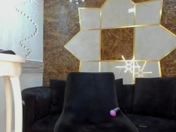 Theravenlux Chaturbate stream image from May 23, 2025