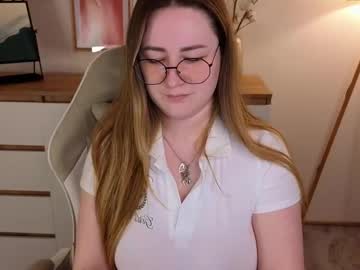 Kriskinks Chaturbate stream image from May 25, 2025