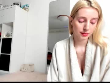 Kenziedawton Chaturbate stream image from May 26, 2025
