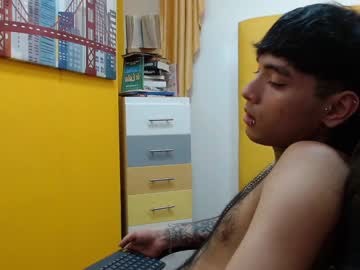 Toomybear Chaturbate stream image from May 26, 2025