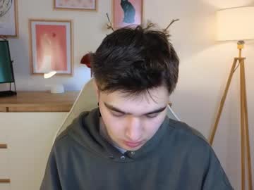 Kriskinks Chaturbate stream image from May 26, 2025