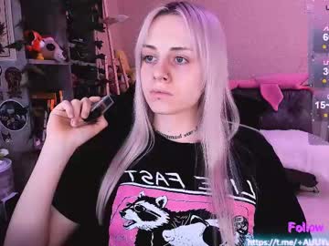 Nanitamoore Chaturbate stream image from May 26, 2025