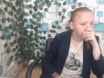Layralove Chaturbate stream image from May 27, 2025