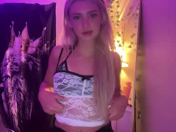 Chloesloves Chaturbate stream image from May 28, 2025