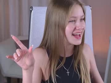 Evemundie Chaturbate stream image from May 28, 2025