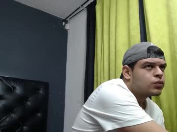 Julianpez Chaturbate stream image from May 28, 2025