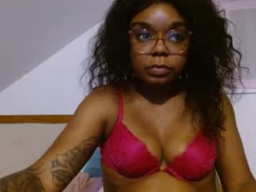Yarabrynnn Chaturbate stream image from May 29, 2025