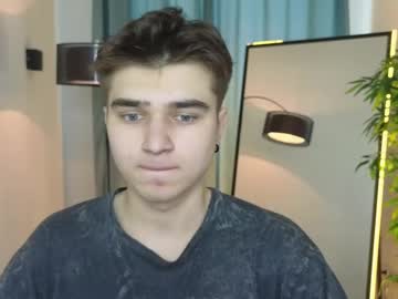 Kriskinks Chaturbate stream image from May 29, 2025