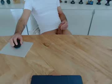 Gux4dd Chaturbate stream image from May 30, 2025