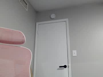 Elainalovely Chaturbate stream image from May 31, 2025