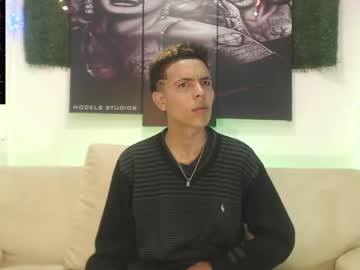 Aronhottt Chaturbate stream image from June 01, 2025