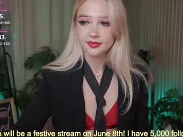 Laurawifeness Chaturbate stream image from June 03, 2025