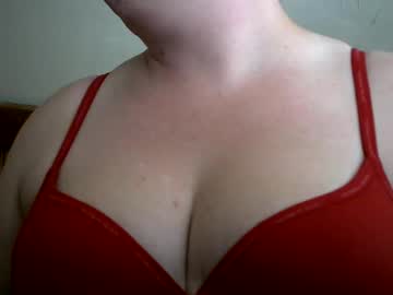 Lunahazel232 Chaturbate stream image from June 03, 2025