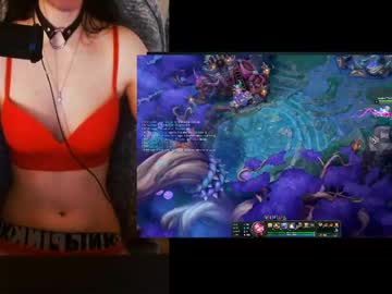 Lilythrone Chaturbate stream image from June 07, 2025