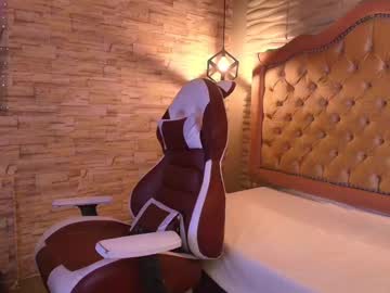 Little_Raven_ Chaturbate stream image from June 08, 2025