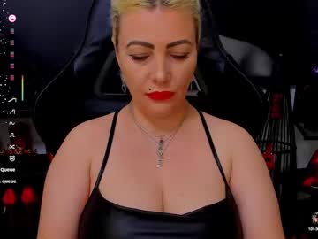 Queencatsnow Chaturbate stream image from June 14, 2025