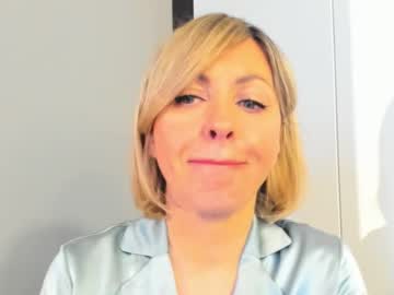 Annyflores Chaturbate stream image from June 15, 2025