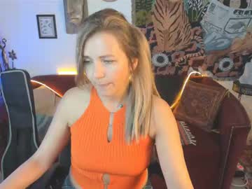 Nicolehits Chaturbate stream image from June 15, 2025